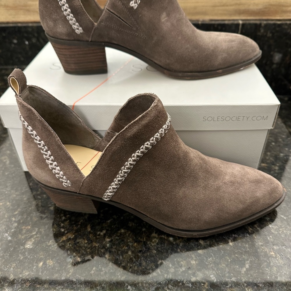 Ankle booties - Picture 3 of 3